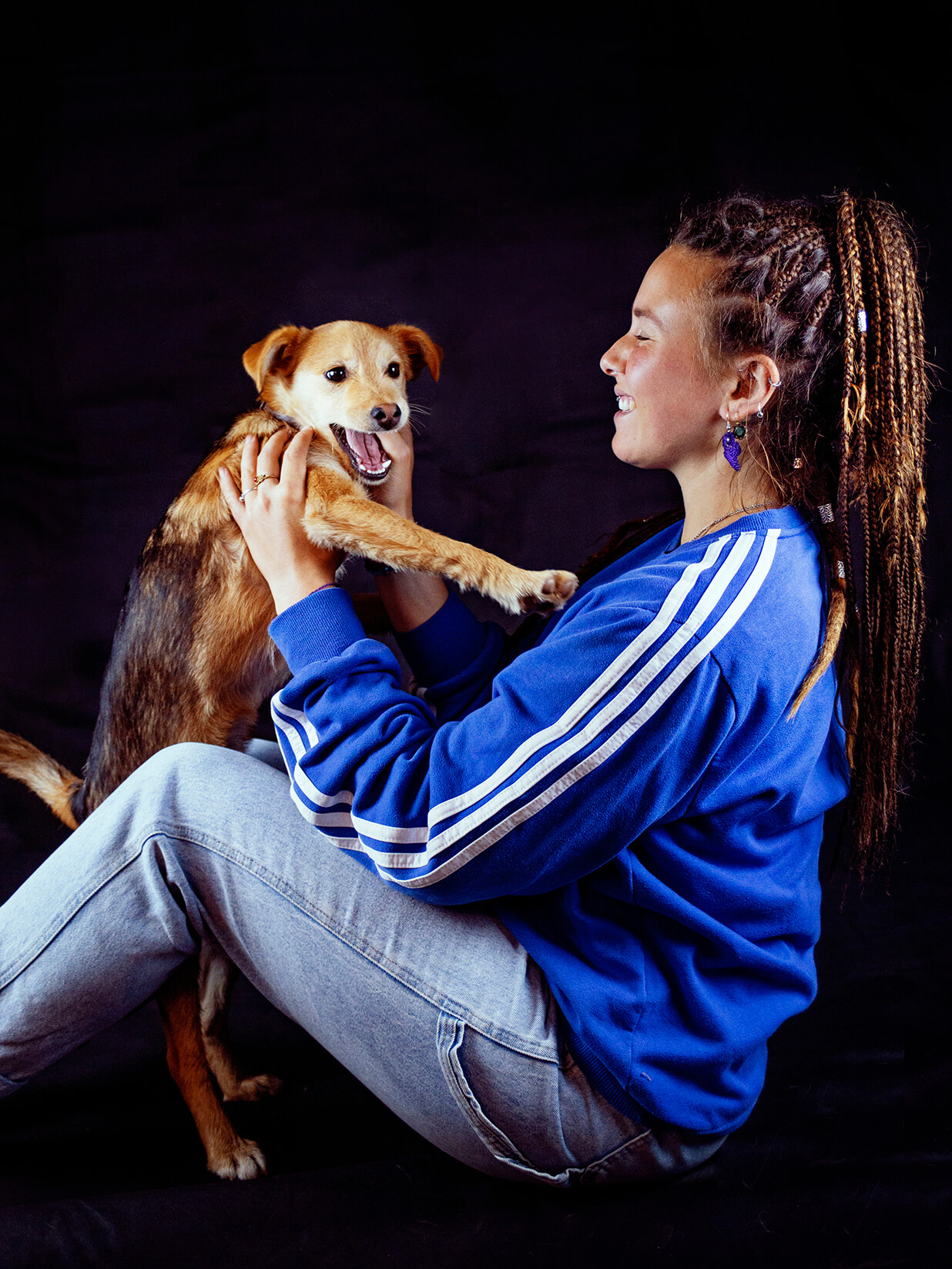 Fotografía de mascotas en estudio con familia 