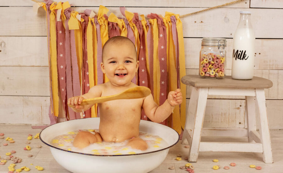 Fotografía De Bebés En Estudio Con Un Baño De Leche