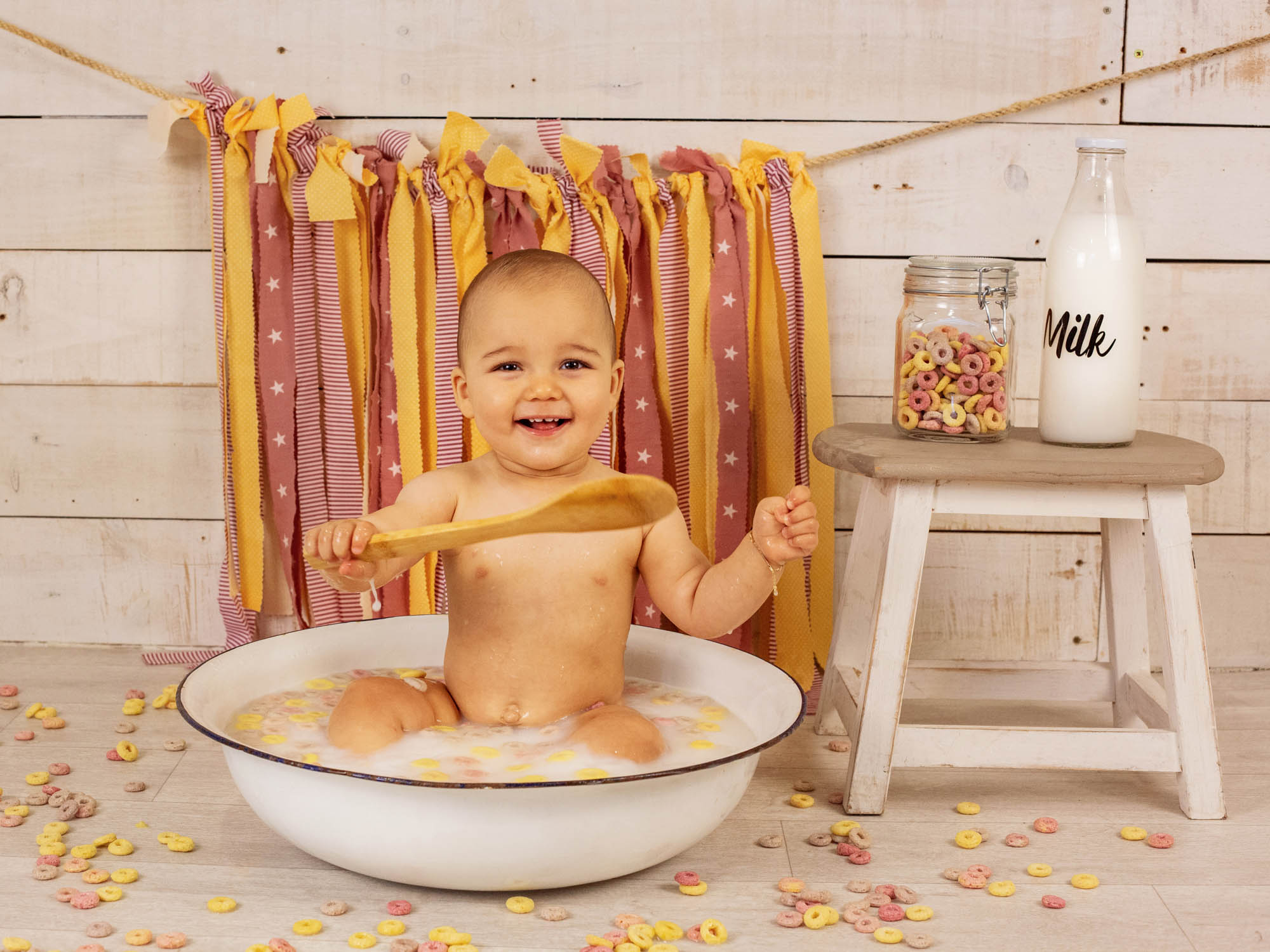 Fotografía de bebés en estudio con un baño de leche 